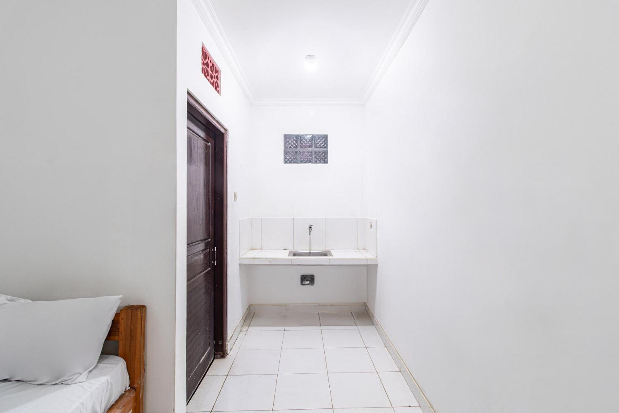 Oyo Life 93504 Kost Krisna Hotel Temukus ภายนอก รูปภาพ