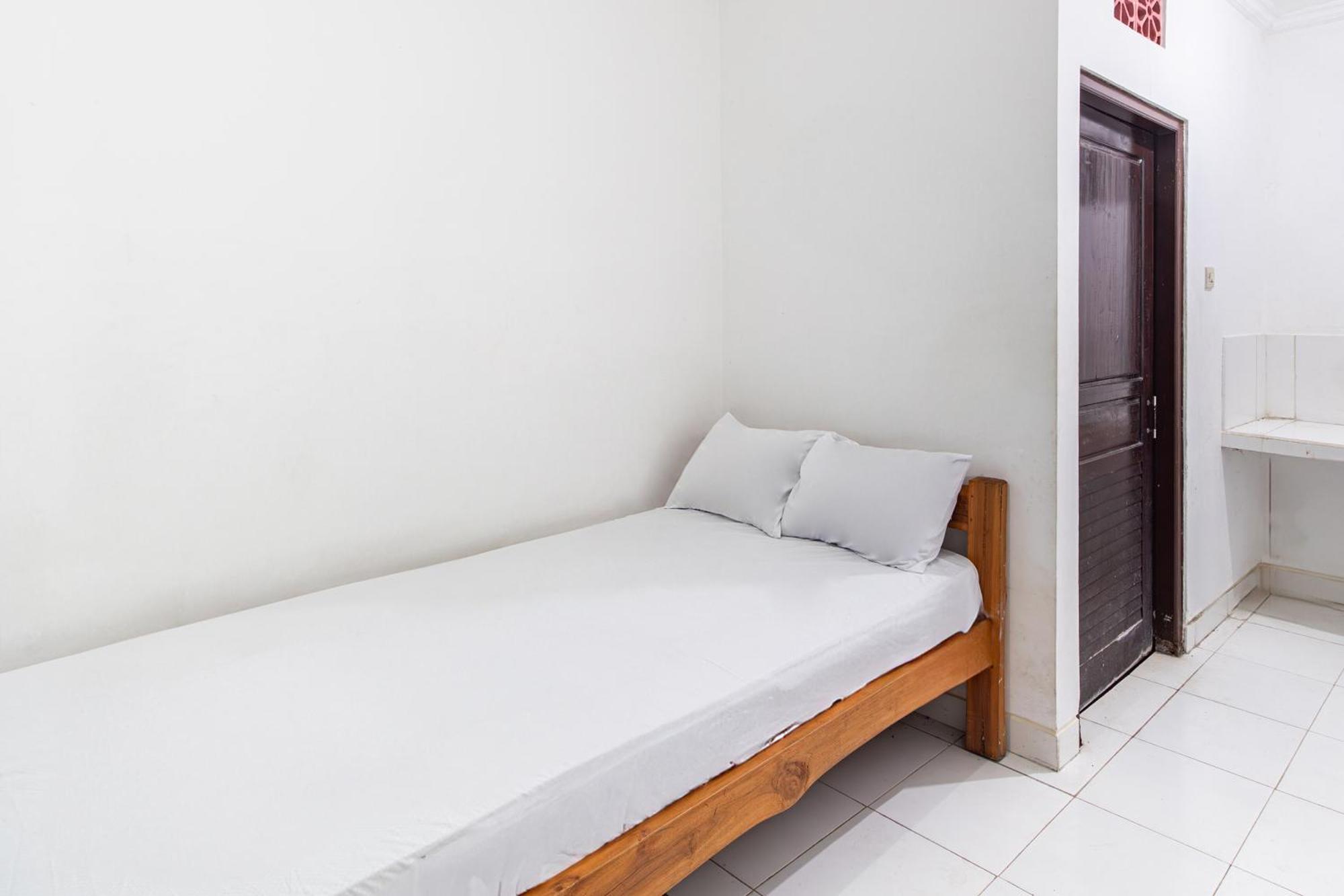 Oyo Life 93504 Kost Krisna Hotel Temukus ภายนอก รูปภาพ